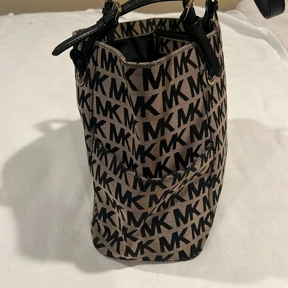 Michael Kors creme/ blk pocket book - Picture 2 of 7